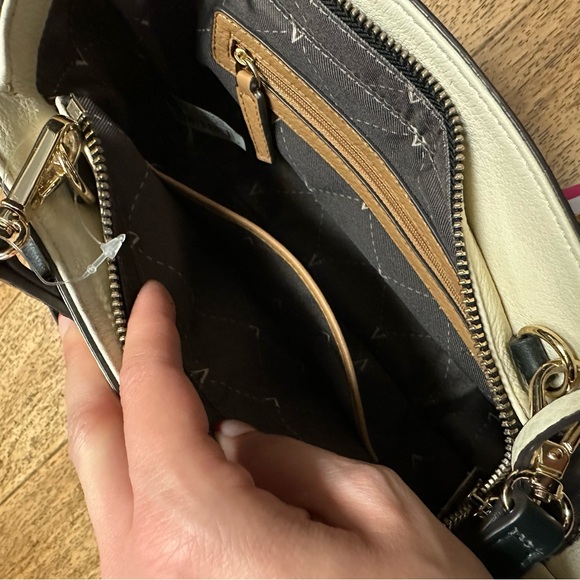 🆕Vince Camuto Siena leather bag - Picture 8 of 13